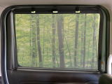 【ロールシェード】日差しや車外からの光が眩しいときにサッと引き出して使える、ロール格納タイプのサンシェードを装備。後席に乗ったお子様がウトウトしだした時など、ぜひご活用ください♪