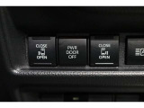 両側電動スライドドアはドアの直接操作以外にも運転席からのスイッチ操作やリモコン操作でも開閉が可能!狭い駐車場などでもドアの開閉が楽々・安心ですね!