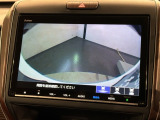 リバースギアに入れるだけで後方の表示へ切り替わります。夜間や雨の日の駐車も楽になりますよ。