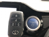 エンジンスタートスイッチです。キーが車内にあれば、エンジンの始動や停止はスイッチを押すだけ!キーを取り出す手間を省き、ワンプッシュで操作できるので簡単でスムーズです。