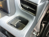 運転席側の手の届きやすい位置にもドリンクホルダーが付いています。