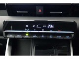 ★エアコンはオートタイプが装着済みです!オートモードにしておけば、車内温度を設定するだけで風の料や吹き出し口の切り替えを機械が行ってくれます!一年中快適な環境を作れますよ♪