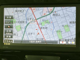 地図画面で現在地や周辺の道路を確認でき、目的地設定や交通情報の確認にも活用できます。音楽再生などの機能も備わり、日々のお出かけを便利にサポートします。