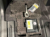 助手席足元下にはパンク修理キットが収納してあります