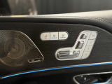前席はシートヒーター・ベンチレーター付きで、ブルメスターサラウンドシステムのスピーカーもあります。