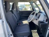 前席は座面と背もたれにゆとりを感じる形状で、運転席から前方や左右を見渡しやすい室内です。落ち着いた色合いで、日々の移動も快適に過ごせます。