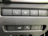 運転席右側に各種スイッチが並び、表示やアイコンを見ながら必要な操作を選べます。機能ごとにボタンが分かれており、運転席から手を伸ばしやすい位置です。