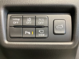 運転席脇のクラスタースイッチ部分にはカメラ切り替えスイッチ、パーキングセンサー、その他走行系スイッチを集中配置しております。