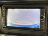 ギアをリバースに入れると車両後方の映像を映し出します。画面にはガイドラインが表示され、車庫入れや縦列駐車などの際に安全確認をサポートします。