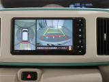 パノラミックビューモニター付きです。車両を上から見たような映像をディスプレイオーディオ画面に表示。運転席からの目視だけでは見にくい、車両周辺の状況をリアルタイムでしっかり確認できます。