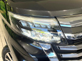 【LEDヘッドライト】悪天候や夜間走行時も良好な視界を確保し安心して運転できる高輝度LEDヘッドライトを装備!点灯速度が早く、消費電力も抑えられています。