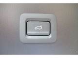 【電動パワーリアゲート】スマートキーや運転席のボタンを押すだけでリアゲートが自動で開閉します!荷物を持っている時や、高い位置にあるバックドアを閉める際に便利な機能です♪