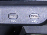 USB端子と充電用USB端子を装備しております。