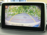 後方の様子を画面で確認でき、駐車時に周囲との距離を把握する際に便利です。目安となるガイド線も表示され、車庫入れやバックでの駐車をサポートします。