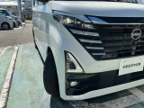 白い光で明るいLEDヘッドライト。車両を検知し、24灯のLEDヘッドライトが対向車や先行車を避けるようにして自動でハイビームの照射範囲を切り替えてくれるアダプティブヘッドライトも付いています!!