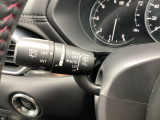 レバーをAUTOの位置にしているとき、レインセンサーが雨を感知すると、雨量に応じてワイパーが自動で作動してくれるオートワイパーを装備!設定変更で非作動にすると、間欠作動に固定されます。