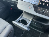ドリンクホルダー★すぐ手が届く位置にドリンクホルダーを装備しています。運転中の水分補給もご安心です♪