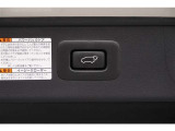 【クローザー】 スイッチを押すと電動でバックドアが閉まります。