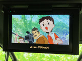 天井に設置されたモニターで映像を楽しめるため、停車中の待ち時間にも活用できます。画面が大きく、後席の方にも見やすい位置に備わっているのがうれしいポイントです。