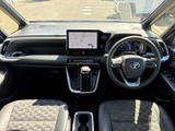 画面やメーターが見やすい位置にまとまり、運転席から必要な情報を確認しやすい配置です。手の届きやすい範囲に操作部が集まり、毎日の移動を便利にサポートします。
