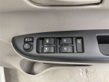 パワーウィンドウスイッチで運転席から全席の窓の開閉ができます♪