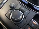 「MAZDAコネクト」コマンダー部 手元を見ることなく操作出来るように左手を自然に降ろした位置に設置。シンプルで使いやすく、機能を覚えやすいボタン配置になっています。