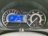 速度計や回転計、中央の表示部がまとまり、運転に必要な情報をひと目で確認しやすい配置です。表示内容を把握しやすく、日々の運転を支えます。