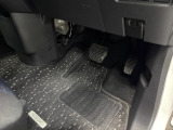 足元がすっきりしているので運転しやすそうですね☆