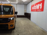 当店では専任のメカニックが大切なお客様のお車を一台一台丁寧に整備いたします。自社認証工場にてリフトアップし下回りまでキッチリ検査いたします。