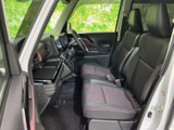 前席は視界を確保しやすい大きな窓と、ゆったり座れるシートが魅力です。運転席まわりから助手席まで見通しがよく、乗る方それぞれが落ち着いて過ごせます。シートの色合いも控えめで、日常使いになじむ室内です。