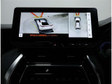 サイドクリアランスビュー表示中に、旋回時の運転操作に合わせて自動で車両を斜め後方から見たような映像を表示。