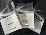 メンテナンスノート、取扱説明書ですね。 車の情報が凝縮されています。 車の整備記録が記載されている大事な物ですよ。