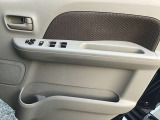 運転席のパワーウィンドウスイッチとトリムデザインです。