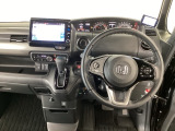 【ハンドル】運転にかかわる様々な操作を安全に行えるように視点移動が少なく操作性に配慮されたスイッチ類が凝縮されたコックピットです。