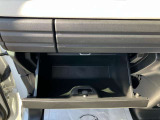 車検証ケースを収納できるグローブBOX