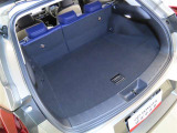 後席使用時でも、十分な荷室空間を確保しております。