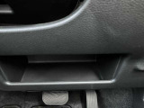 運転席ハンドル下収納
