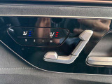 前席にはメモリー付きパワーシートを装備。好みの着座位置を記憶でき、交代で運転する際にも便利です。