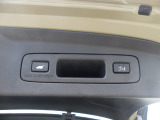 ハンズフリーアクセスパワーテールゲート。スマートキーを携帯していれば、車の下に足をかざせばテールゲートを開けることが可能。予約クローズボタンを押して車から離れるだけで閉めることも可能です。