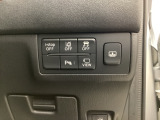 各種機能の切替スイッチは運転席パネル下に集約されています。任意で切り替え可能なため状況に合わせてお使いください。