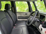 前席はゆったりとした座面とヘッドレストを備え、運転席・助手席とも落ち着いて過ごせる空間です。大きな窓から外の様子を確認しやすく、明るい内装との組み合わせで開放感も感じられます。