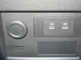 電源ソケットやUSBポートが付いていますので、携帯電話やスマートフォンなど充電できます♪