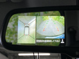 後方の映像と車両周辺の様子を画面で確認できる表示です。停車時に映像を見ながら周囲を確かめる際に役立ち、駐車時の確認をサポートします。