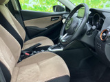 運転席と助手席は体を預けやすい形状で、ベージュ系の座面が車内を明るく見せます。足元にもゆとりを感じられ、前席に座る方も落ち着いて過ごせる空間です。