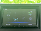 FM・AMやテレビ、USB、Bluetooth Audioなどの項目が画面上に並び、使いたい音源を視覚的に選びやすい構成です。日常の移動中も、お好みに合わせて音源を切り替えてお使いいただけます。