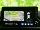 車両後方の映像と周囲の状況を画面で確認でき、駐車時の安全確認をサポートします。ガイド表示も備わり、車庫入れや狭い場所での切り返しに役立つ便利な装備です。