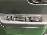 運転席・助手席パワーウインドウ。運転席側は挟み込み防止機能付き。