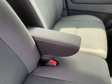 運転席にはひじ掛けが装着されていますので長時間のドライブ時にはとても役立ちます。