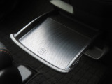 【センターテーブル】車内でのお食事シーンなどに役立つセンターテーブルです。引き出し式なので使用後は格納しておけるのも魅力のひとつです。