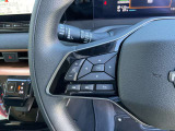 ナビの音量など車両情報を手元で操作できるハンドルスイッチ付き。